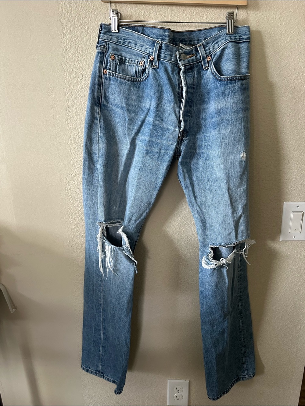 Levis Men's Light Blue Ripped Knee Jeans size 33/ NWOT 1472